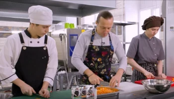 Кулинарное шоу «Вася накормит» с камчатским крабовым супом вышел в эфир