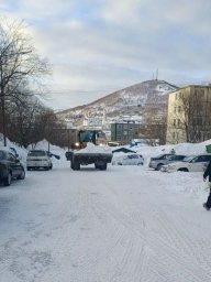 Дорожные службы работают круглосуточно на расчистке территорий Петропавловска-Камчатского 1