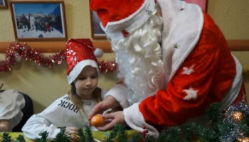 На Камчатке в «мастерской полицейского Деда Мороза» приготовили подарки для ребят из школы-интерната