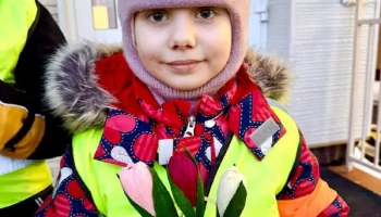 Поздравили мам с 8 Марта и напомнили о ПДД автоинспекторы и школьники на Камчатке