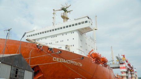 Почти 150 контейнеров и металлоконструкции доставил атомный лихтеровоз на Камчатку по Севморпути 2