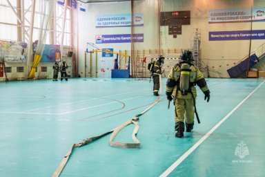 На объекте, общая проходимость которого превышает тысячу человек в сутки, прошла тренировка сил МЧС в Камчатском крае 0