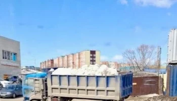 Дорожные службы занимаются уборкой песка вдоль проезжих частей в Петропавловске-Камчатском