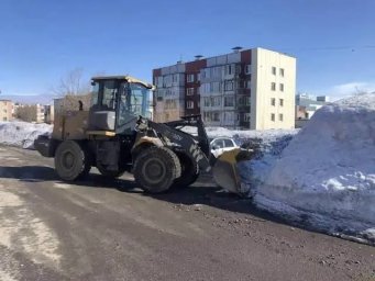 Бригады освобождают тротуары и проезжую часть от песка и веток в Петропавловске-Камчатском 7