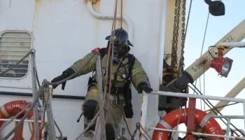 На Камчатке пожарные тренировались тушить возгорание на рыболовецком судне