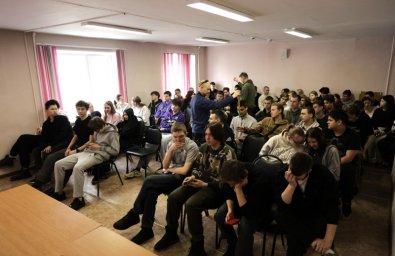 Инспектор из Госавтоинспекции провела занятие в промышленном техникуме на Камчатке 4