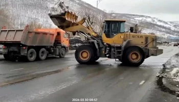 Бригады ручного труда заняты очисткой тротуаров в Петропавловске-Камчатском Бригады ручного труда заняты очисткой тротуаров в Петропавловске-Камчатском