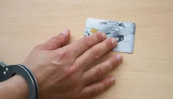 Подозреваемую в незаконном снятии денег с чужой банковской карты женщину задержали на Камчатке