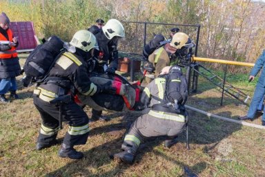 Состязания за звание лучшего звена газодымозащитной службы прошли в Вилючинском городском округе на Камчатке 2