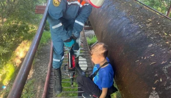 На Камчатке мальчик не смог достать ногу из пролёта моста. Помогли спасатели