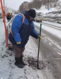 Расширением проезжей части и устранением снежного наката занимались сегодня службы в Петропавловске-Камчатском 4