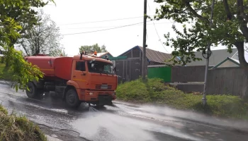 Спецтехника и бригады ручного труда продолжают выполнять комплексную уборку городских территорий. Спецтехника и бригады ручного труда продолжают выполнять комплексную уборку городских территорий.