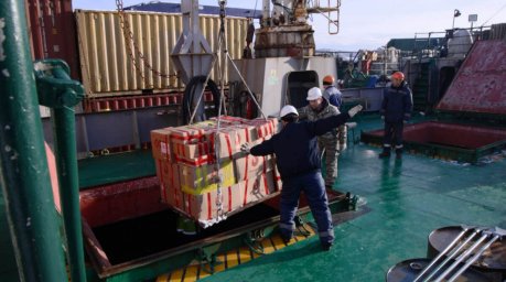 Погрузка продовольствия на судно «Василий Завойко» идет в Петропавловске-Камчатском 7