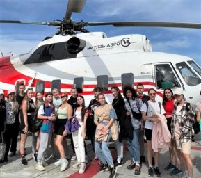 На Камчатке выпускникам 11-х классов напоминают о возможности бесплатно слетать в Долину гейзеров. Заявки до 30 сентября 1
