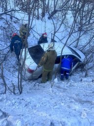 Спасатели деблокировали из автомобиля улетевшего в кювет водителя на Камчатке 1