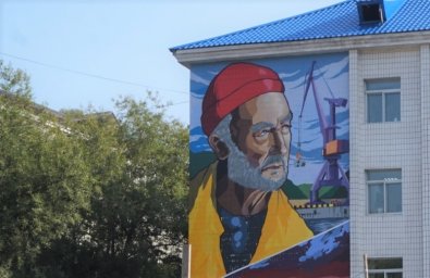 В центре Петропавловска-Камчатского началась реставрация граффити «Рыбак» 0