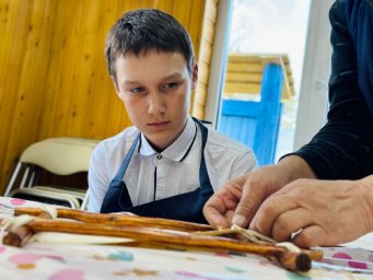 Мастер-класс по созданию холста из тальника и оленьей кожи прошел в мастерской «Турэн'у» на Камчатке 2