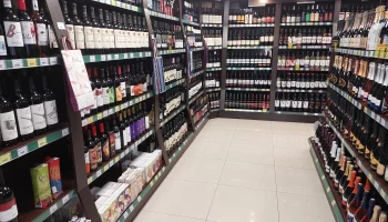 Мужчина залез погреться в алкомаркет в холодную ночь на Камчатке Мужчина залез погреться в алкомаркет в холодную ночь на Камчатке