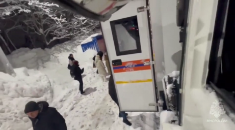 Спасатели МЧС России во время циклона оказывали помощь жителям Камчатки 3