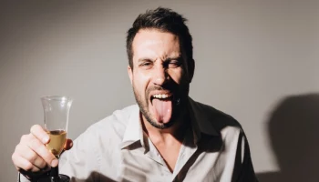 Медики советуют ограничить потребление алкоголя для сохранения здоровья полости рта