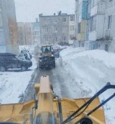 Продолжают борьбу со снегом и льдом коммунальные службы Петропавловска-Камчатского 4