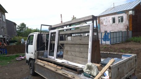 На Камчатке краевые депутаты помогли погорельцам поставить новые окна 0