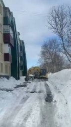 Удалением снежных масс с внутридворовых проездов и тротуаров занимаются службы в Петропавловске-Камчатском 0
