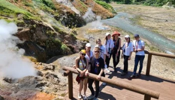 Выпускники школ Камчатки могут посетить Долину гейзеров до конца октября
