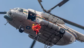 Камчатские спасатели десантировались на Халактырское озеро