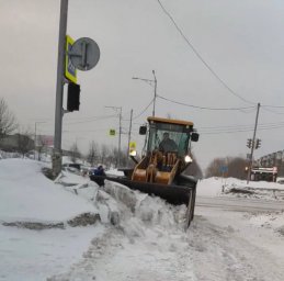 Расчистка тротуаров и пешеходных зон от снежных наносов и наледи продолжается в Петропавловске-Камчатском 4