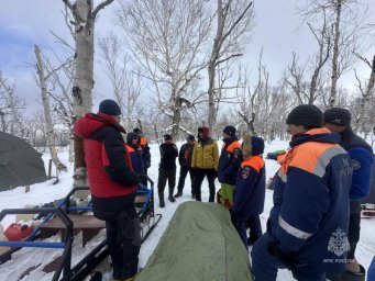 Ведомственный флаг развернули на вершине Ключевской сопки спасатели Камчатского края 4