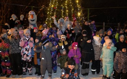 Первую новогоднюю ёлку открыли в микрорайоне Авача в столице Камчатки 1