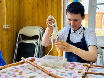 Мастер-класс по созданию холста из тальника и оленьей кожи прошел в мастерской «Турэн'у» на Камчатке 7