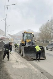 Подрядные организации ликвидировали мусор и песок на обочинах центральных магистралей в Петропавловске-Камчатском 3