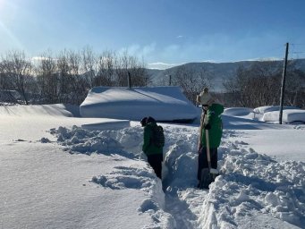 Справиться с последствиями циклона жителям помогают волонтеры Камчатки 11