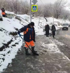 Дорожные службы продолжают работать без остановки в столице Камчатки 2
