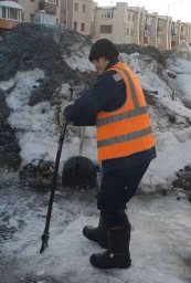 Дорожники обрабатывают проезды противогололёдными материалами в Петропавловске-Камчатском 0