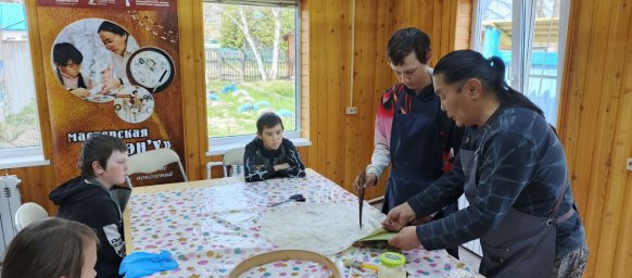 Занятие по изготовлению бубна прошло в Быстринской школе на Камчатке 1