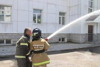 Сотрудники МЧС России приняли участие в военно-патриотической игре для школьников на Камчатке 3
