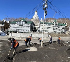 В течение дня техника работала на центральных магистралях Петропавловска-Камчатского 6