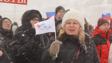 Непогода не помешала провести праздничный митинг в честь 10-летия воссоединения Крыма с Россией 6