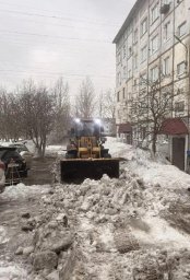 Бригады ручного труда заняты очисткой тротуаров в Петропавловске-Камчатском 2