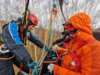 На Камчатке спасатели оттачивают технику эвакуации людей на горнолыжной базе «Морозная» 4
