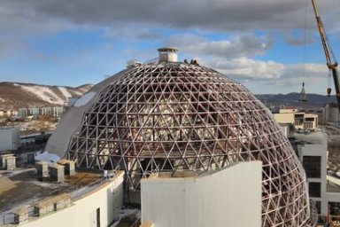 На строящемся камчатском театре кукол на Камчатке начали монтаж стеклянного купола 4