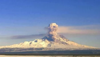 Выброс пепла от вулкана Шивелуча нарушил авиасообщение на Камчатке