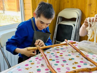 Мастер-класс по созданию холста из тальника и оленьей кожи прошел в мастерской «Турэн'у» на Камчатке 3