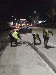 Подрядные организации ликвидировали мусор и песок на обочинах центральных магистралей в Петропавловске-Камчатском 5