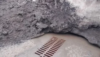 Работы по отводу талых вод с городских магистралей проводят в Петропавловске-Камчатском