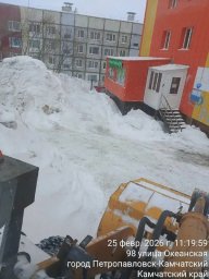 Несмотря на непогоду, продолжается борьба со снежными завалами в столице Камчатки 3