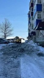 Удалением снежных масс с внутридворовых проездов и тротуаров занимаются службы в Петропавловске-Камчатском 6